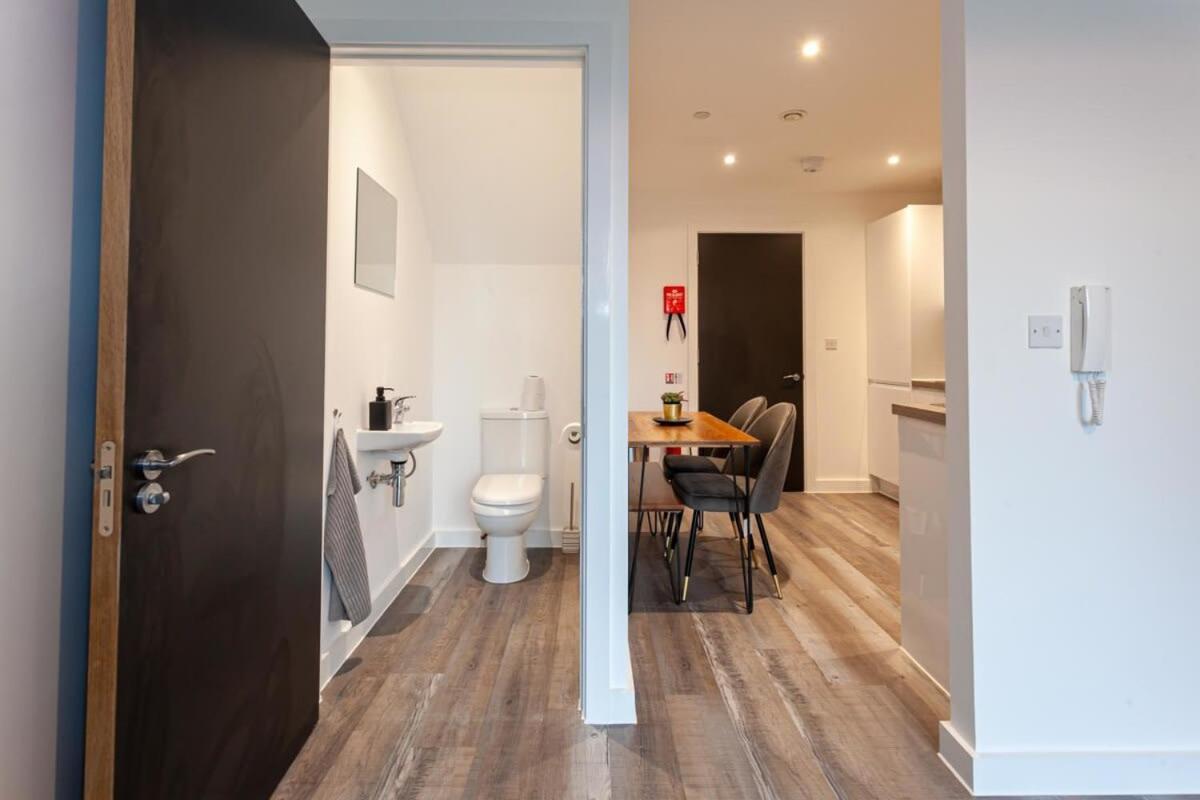 Superb 2 Bed Flat 5Min To Old Trafford Stadium แมนเชสเตอร์ ภายนอก รูปภาพ
