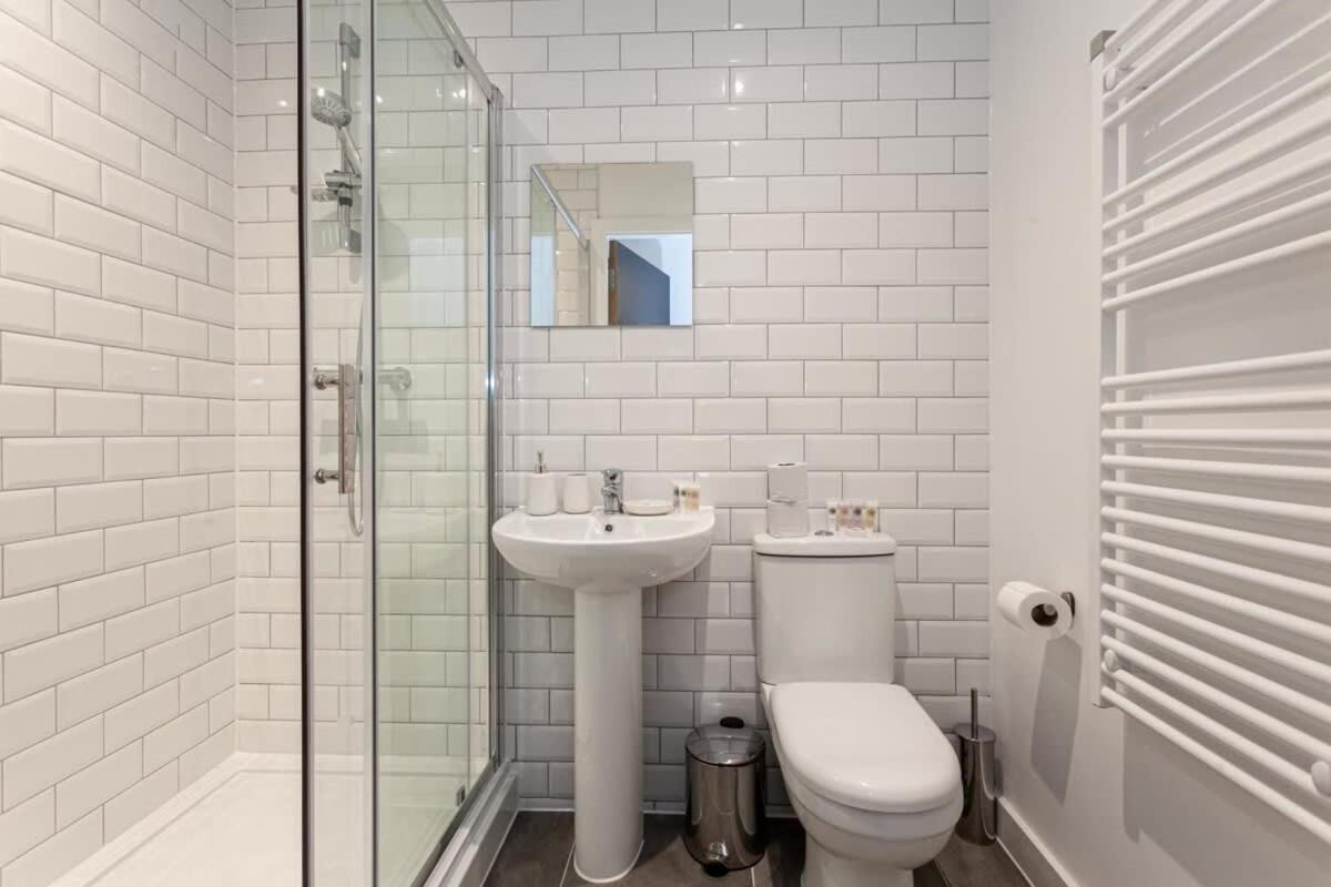 Superb 2 Bed Flat 5Min To Old Trafford Stadium แมนเชสเตอร์ ภายนอก รูปภาพ
